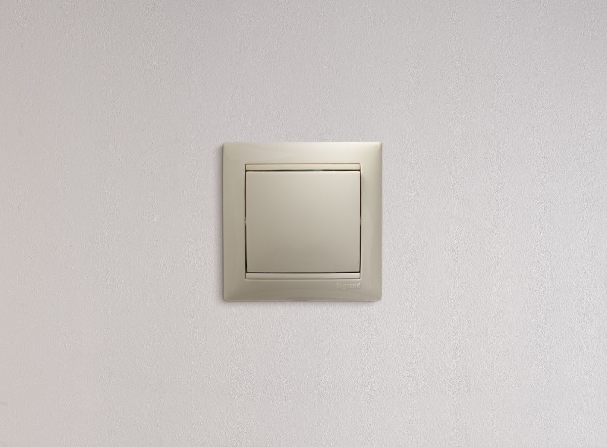 переключатель одноклавишный перекрестный legrand valena classic 695608