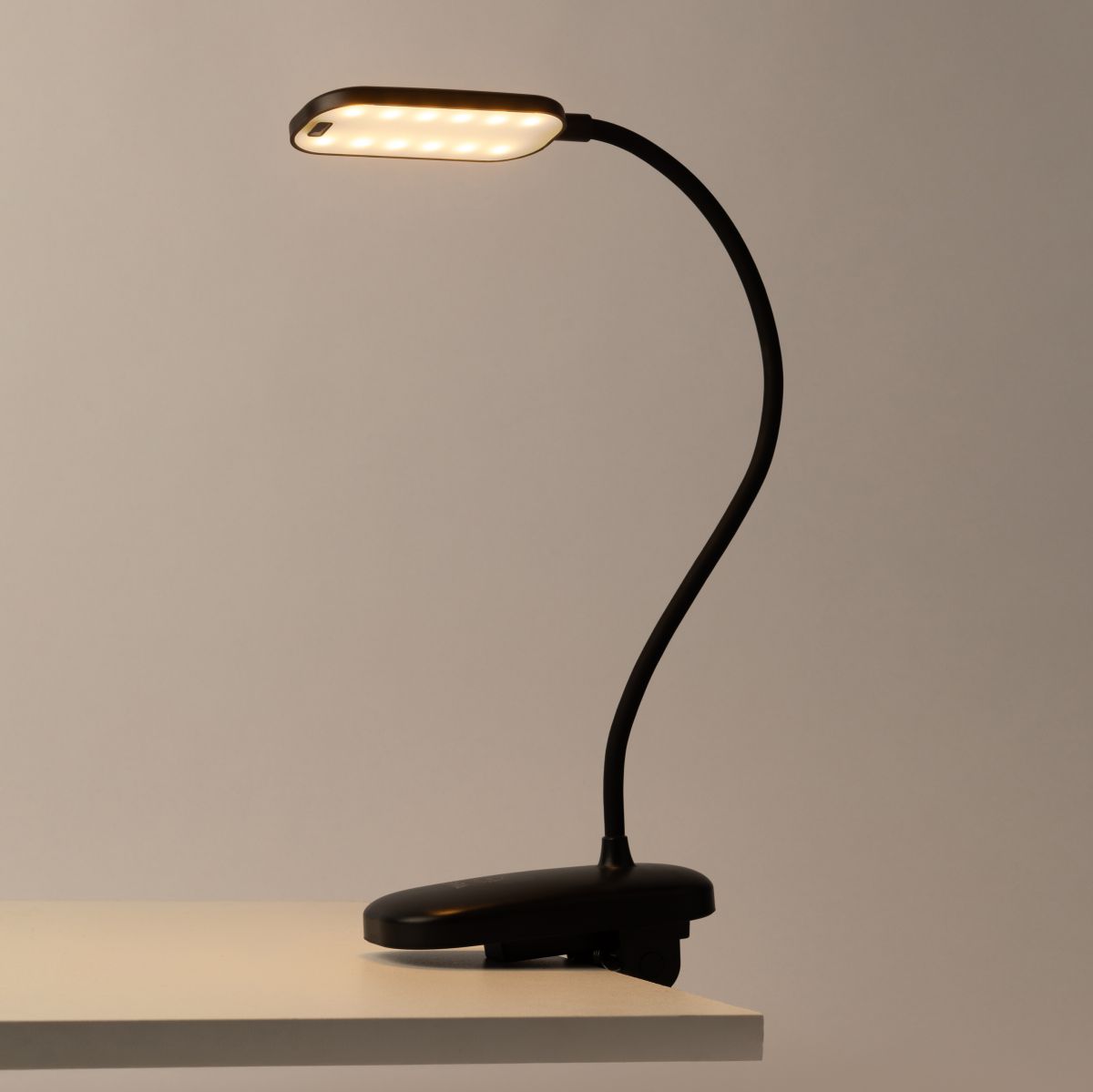 настольная аккумуляторная лампа эра nled-525-6w-bk б0068549