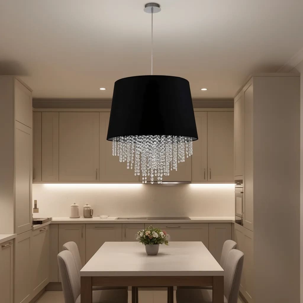 черная подвесная люстра над столом на кухне.jpg