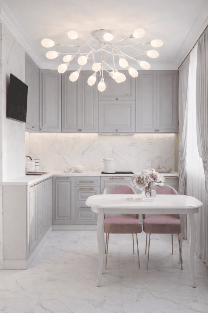 белая светодиодная люстра на кухне.png